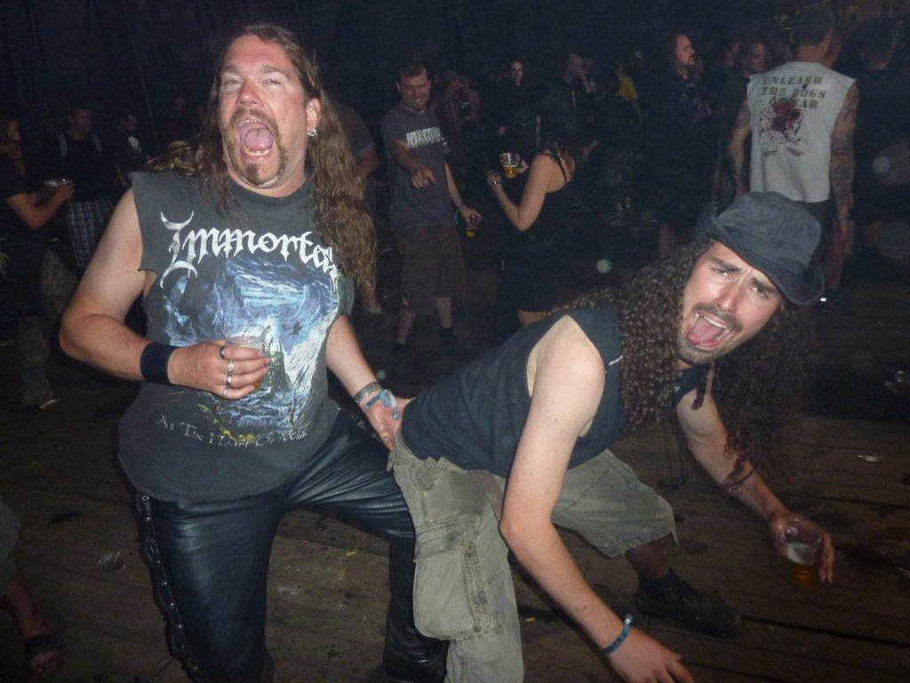 GAYLORDS!!!! check voral die gozer op de achtergrond!! (2).jpg